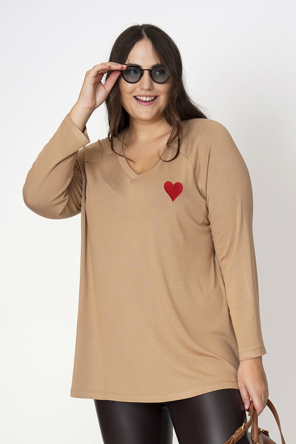 HEART EMBROIDERED KINT TOP