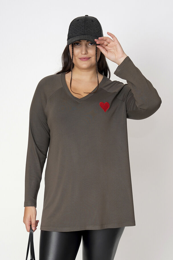 HEART EMBROIDERED KINT TOP