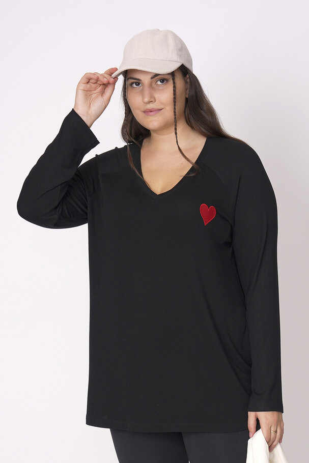 HEART EMBROIDERED KINT TOP