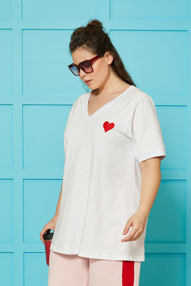 HEART EMBROIDERED T-SHIRT