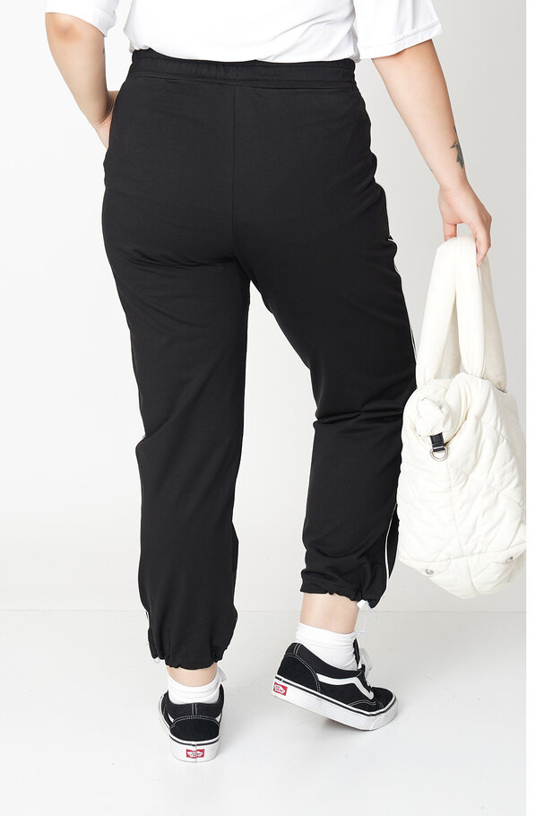 JOGGERS WITH CONTRAST SIDE DETAIL