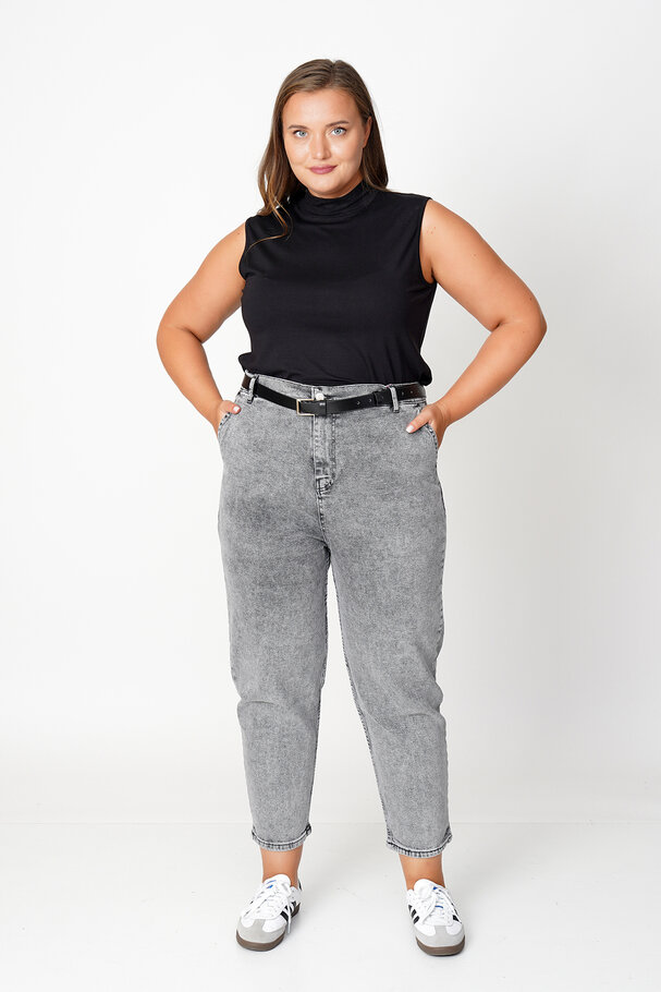 HIGH-WAIST MOM JEANS