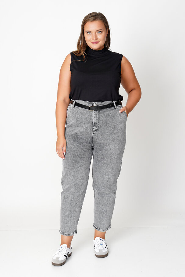 HIGH-WAIST MOM JEANS