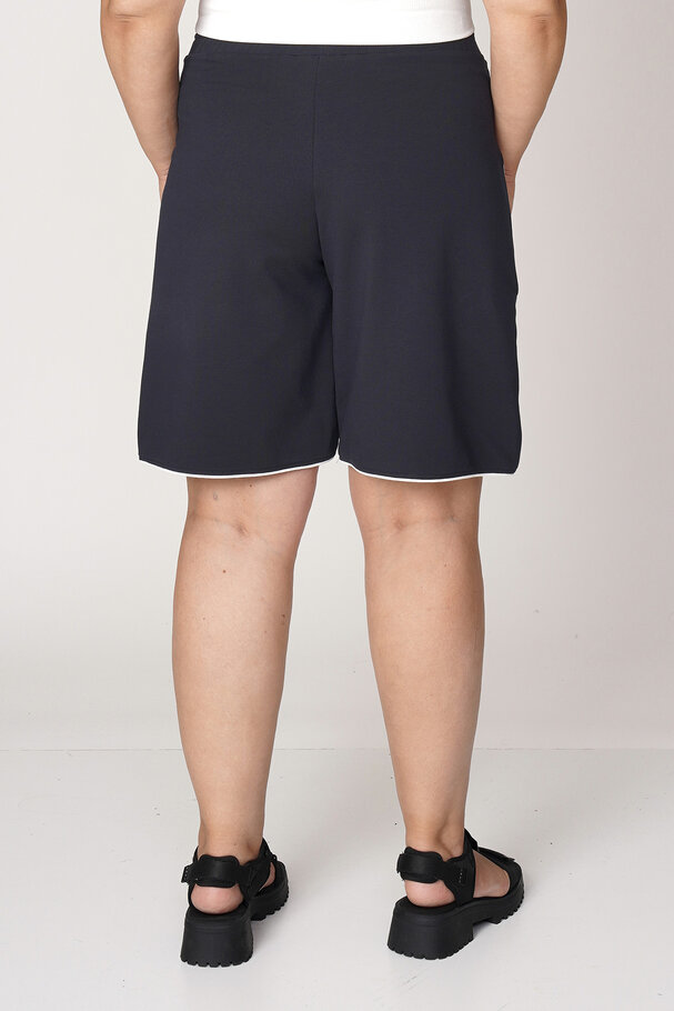 SHORTS WITH CONTRAST PIPING