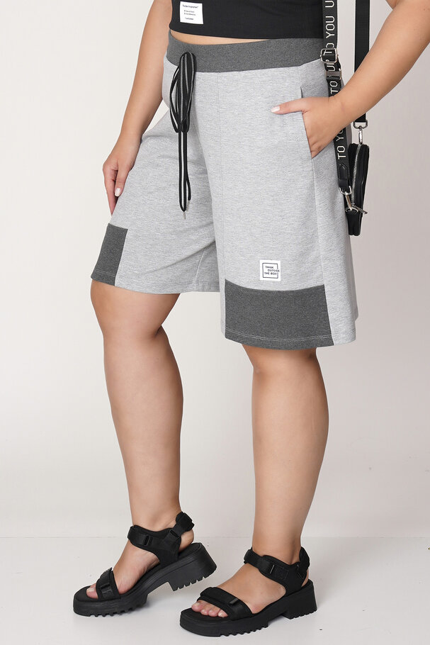 SHORTS WITH RIBBED DETAILS