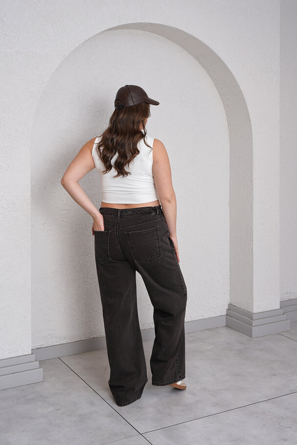 STRAIGHT-LEG HIGH-WAIST JEANS