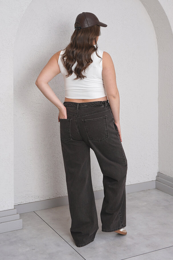 STRAIGHT-LEG HIGH-WAIST JEANS