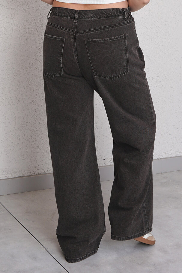 STRAIGHT-LEG HIGH-WAIST JEANS