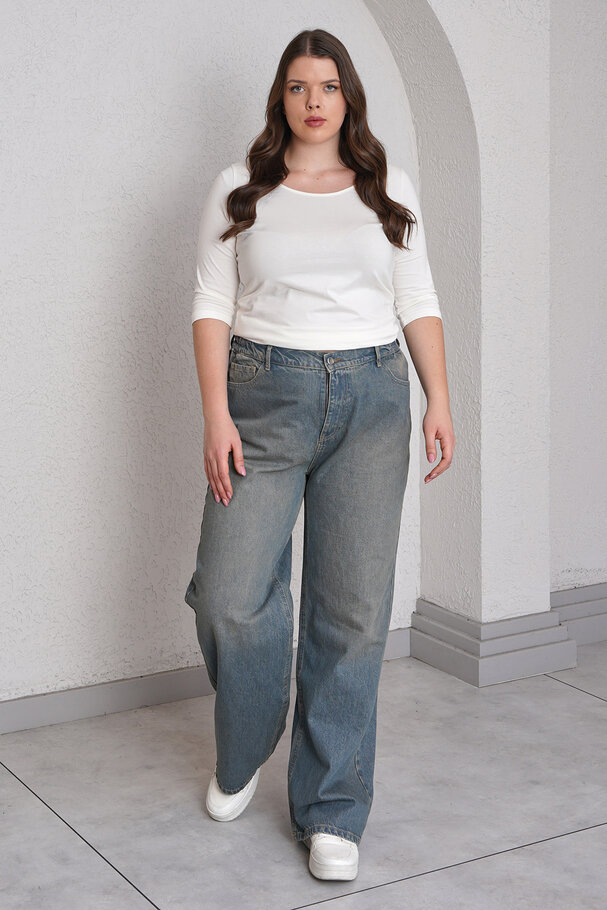 STRAIGHT-LEG HIGH-WAIST JEANS