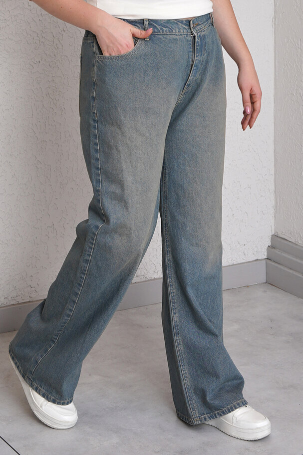 STRAIGHT-LEG HIGH-WAIST JEANS