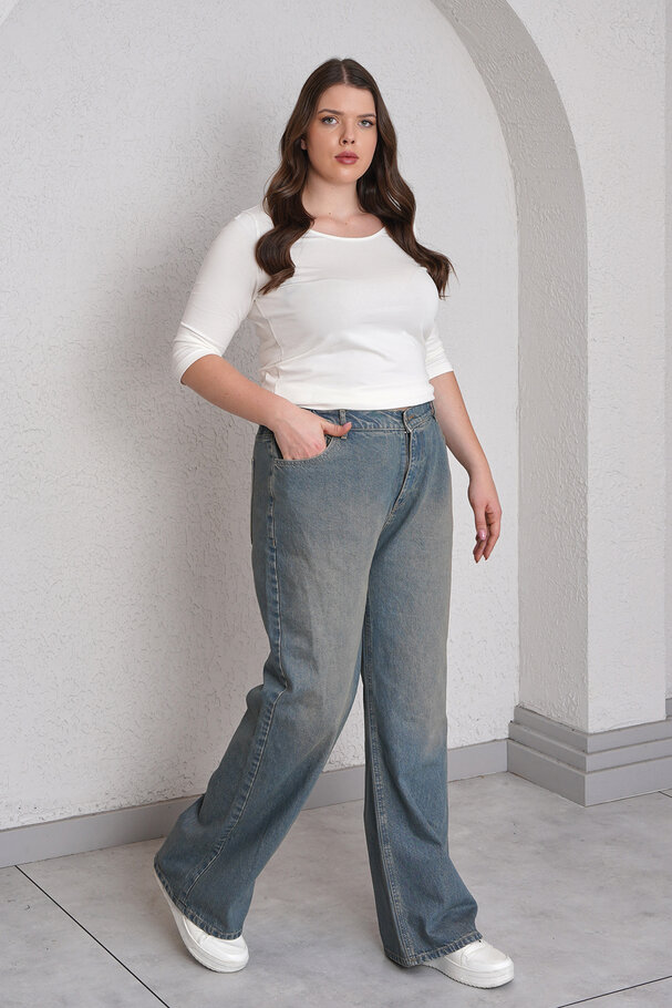 STRAIGHT-LEG HIGH-WAIST JEANS