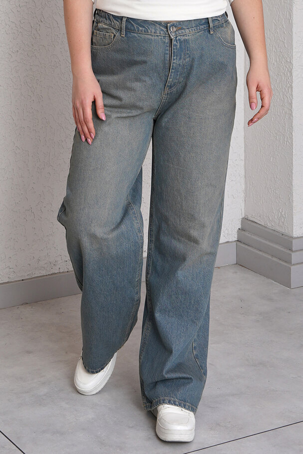 STRAIGHT-LEG HIGH-WAIST JEANS