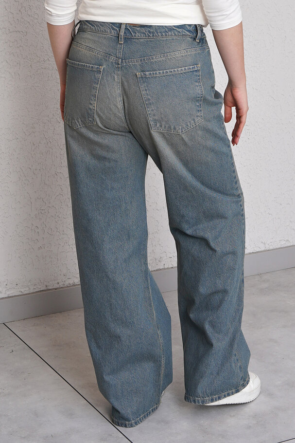 STRAIGHT-LEG HIGH-WAIST JEANS