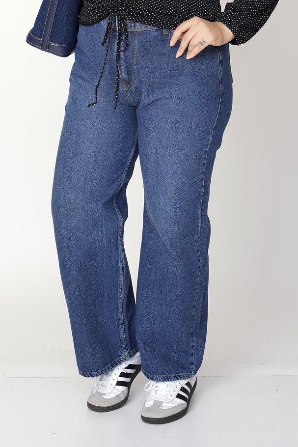 STRAIGHT-LEG HIGH-WAIST JEANS