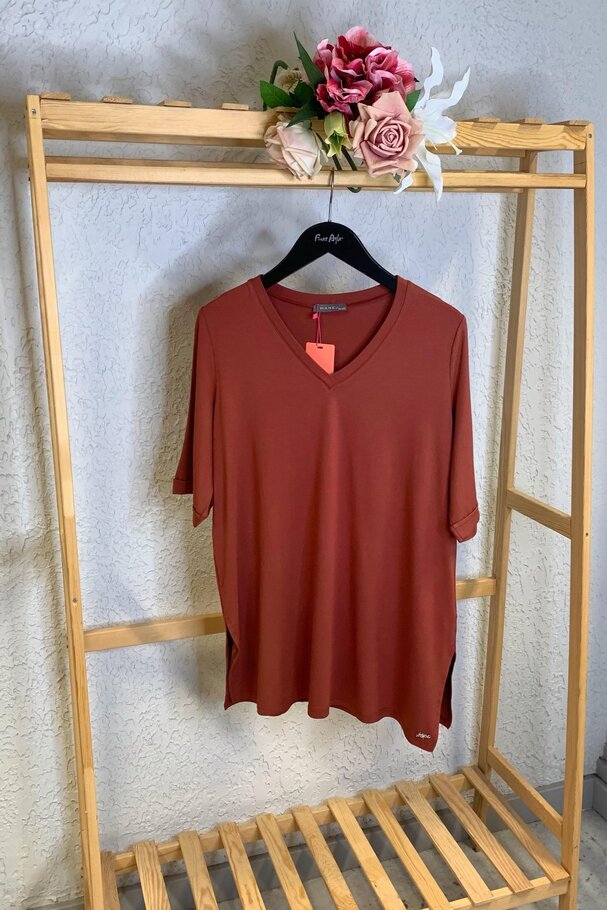 V-NECK BASIC FLOWING T-SHIRT